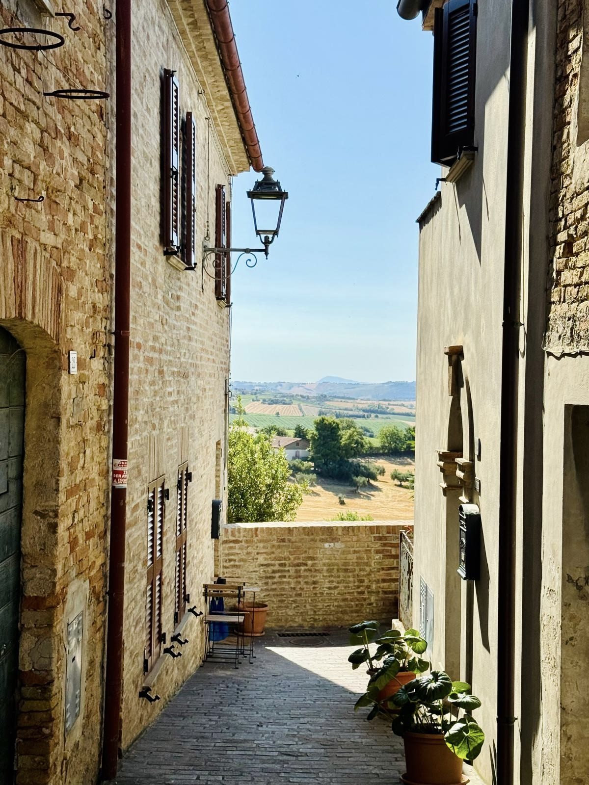 Vista tra i vicoli di Cerasa sulle colline marchigiane